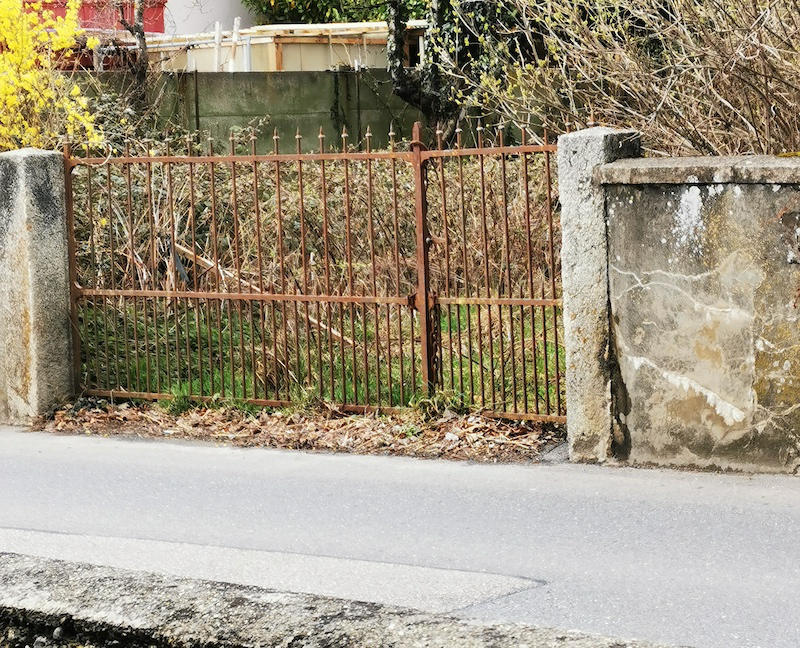 accès maison abandonnée